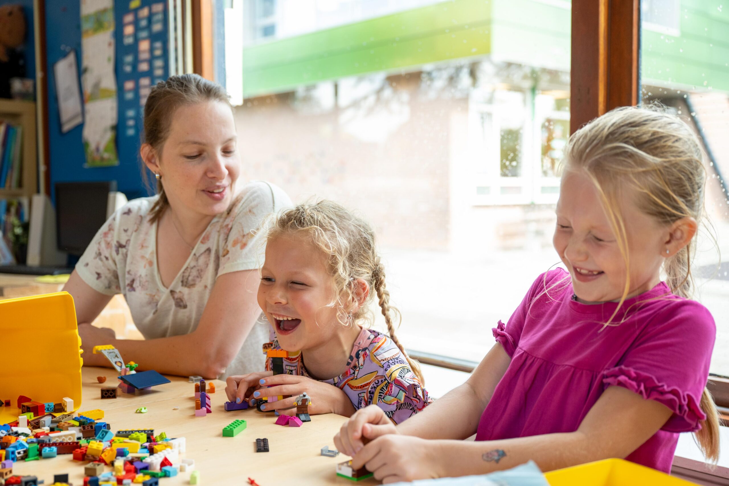Kinderen hebben plezier tijdens spel in kinderopvang Den Haag Monster Naaldwijk