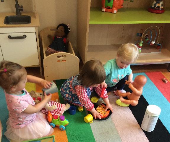 kinderen spelen bij peuteropvang 2vleermuizen in de vruchtenbuurt den haag