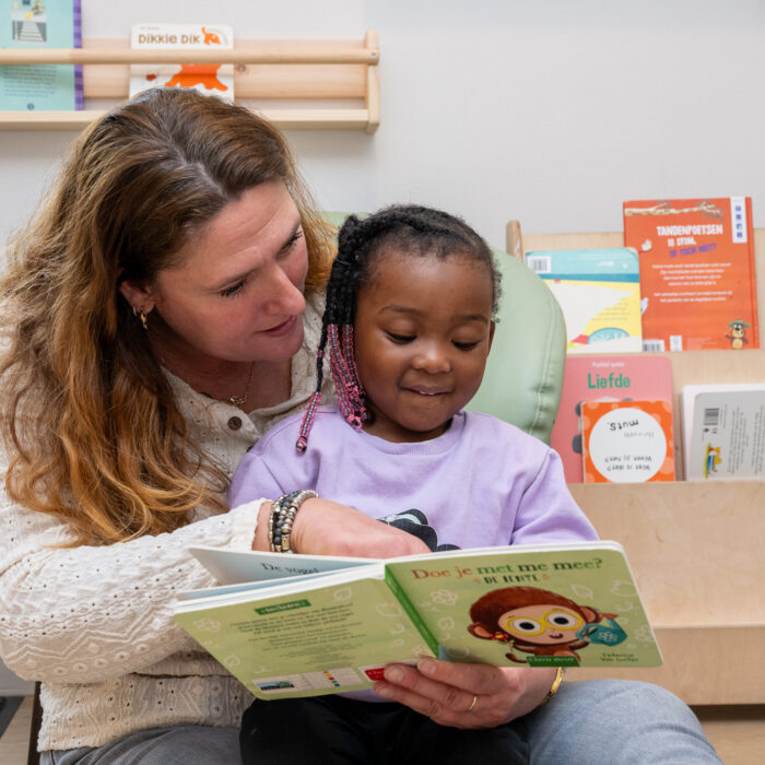medewerker leest voor aan kind bij kinderdagverblijf 2olifanten in den haag
