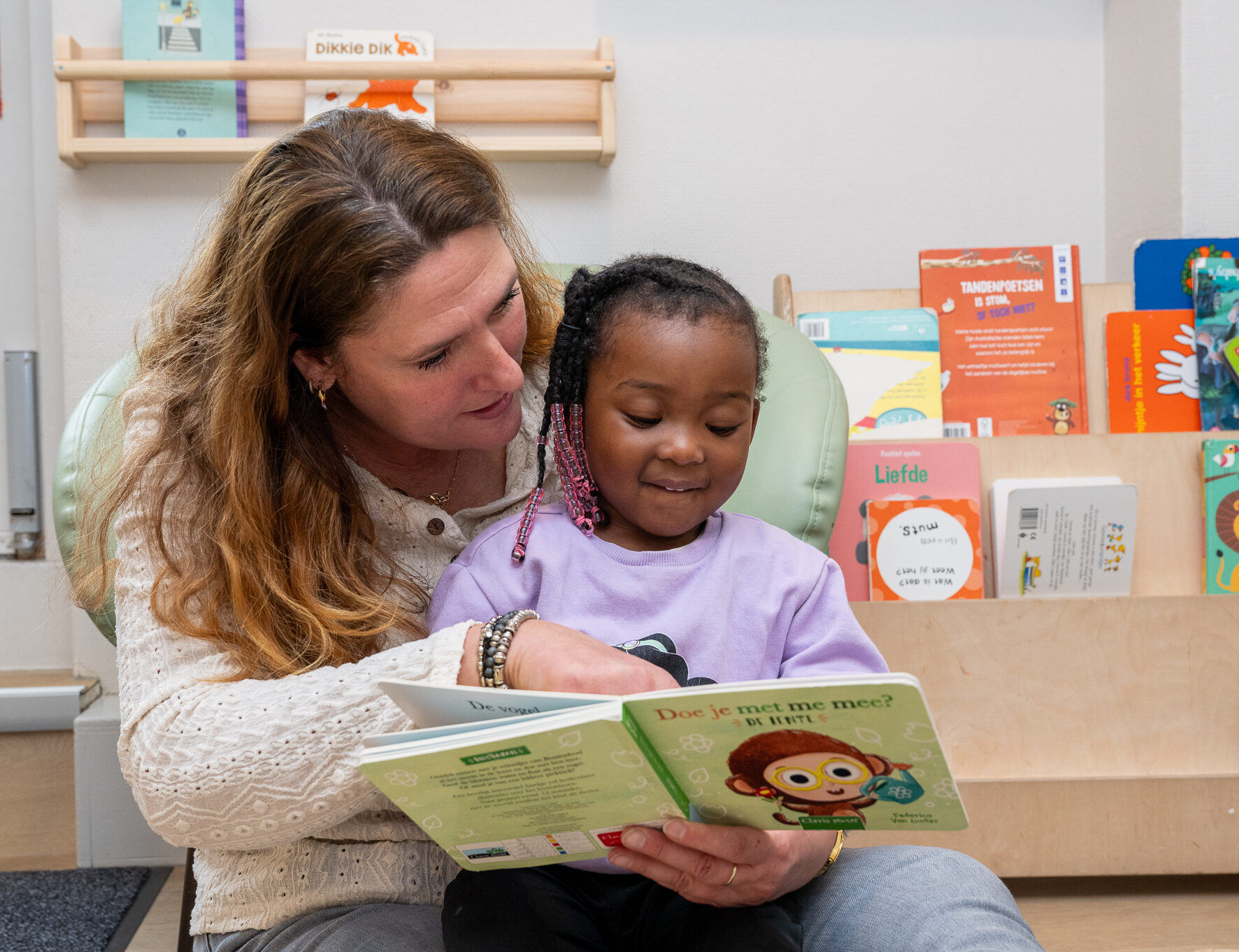 medewerker leest voor aan kind bij kinderdagverblijf 2olifanten in den haag