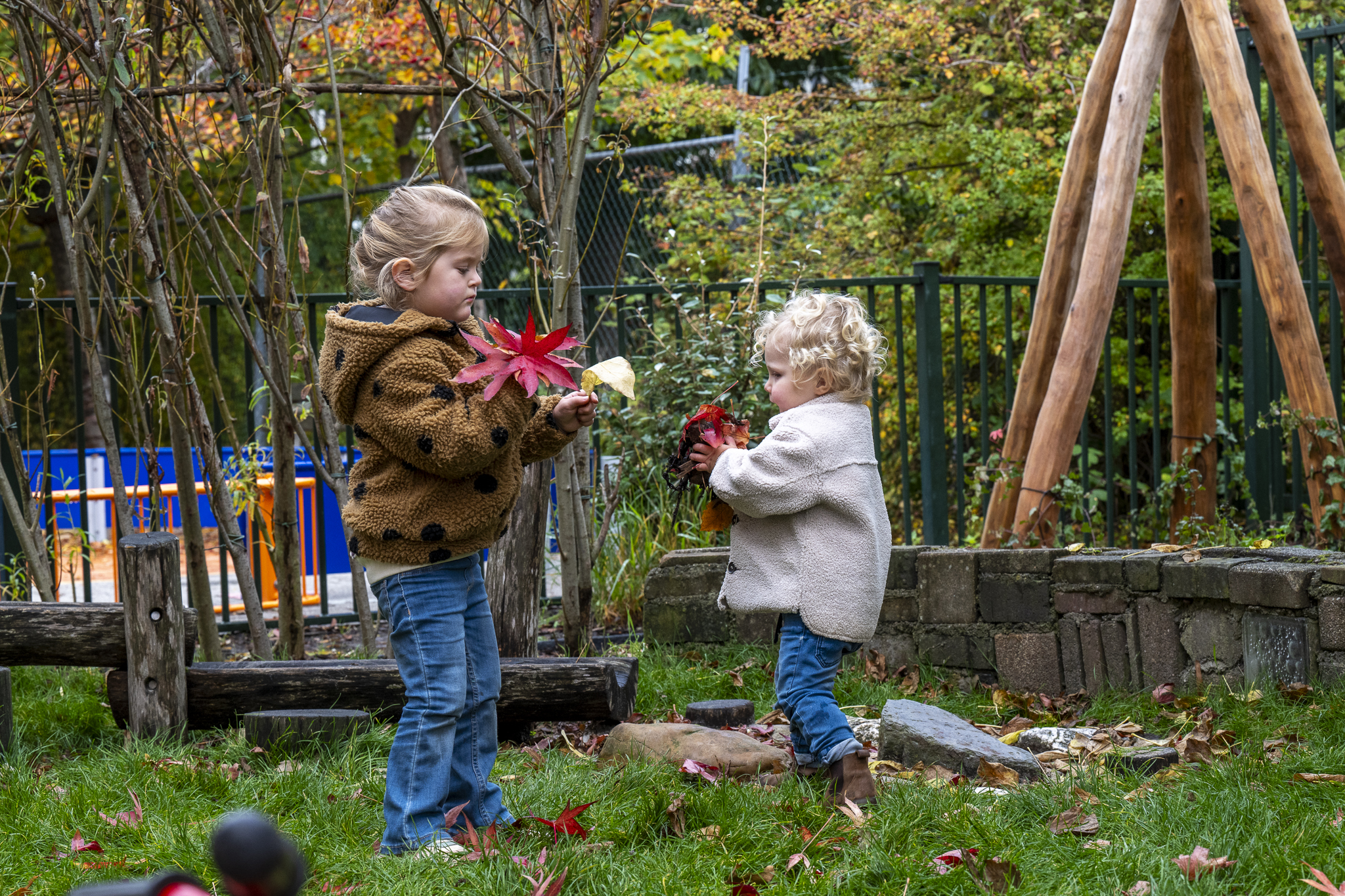 kinderen spelen buiten bij peuteropvang 2vleermuizen in vruchtenbuurt den haag kinderopvang 2samen