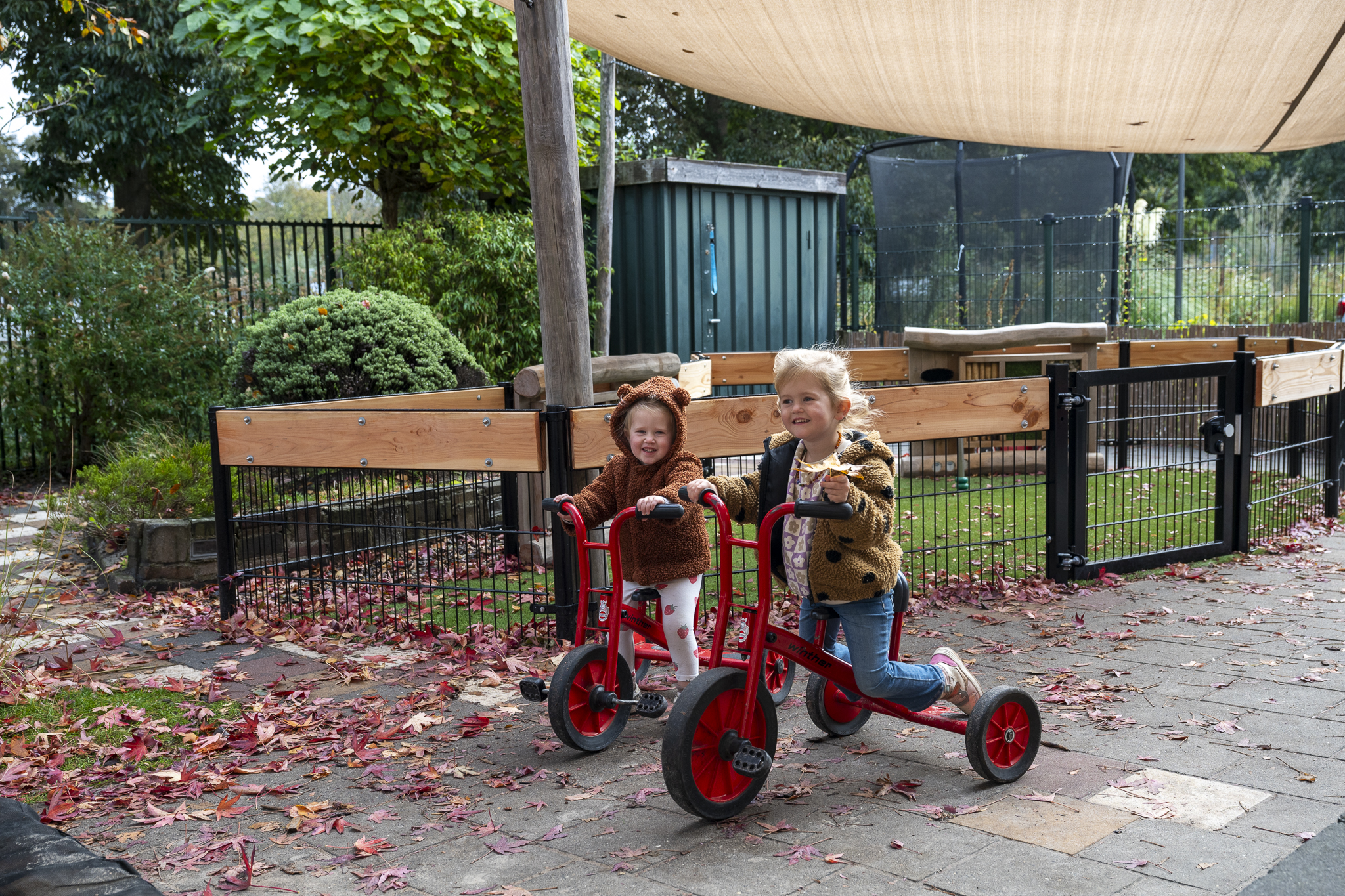 kinderen op fietsjes bij peuteropvang 2vleermuizen in vruchtenbuurt den haag kinderopvang 2samen
