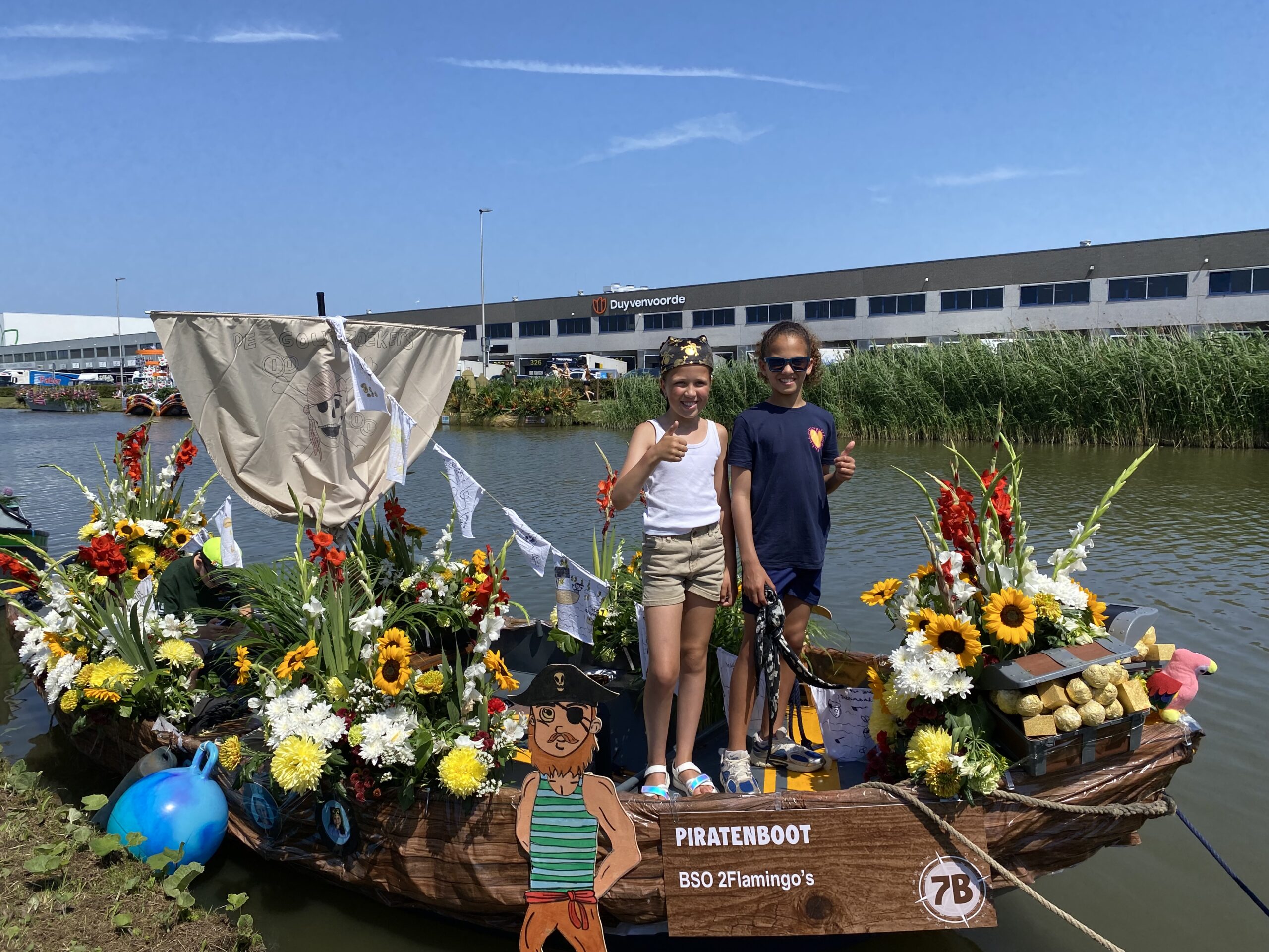 Varend Corso 2026 op de piratenboot van BSO 2Flamingo's in Naaldwijk. Piraten Juna en Rosalina gaan van start en laten trots hun boot zien. Alles met de groep zelf bedacht, gemaakt.