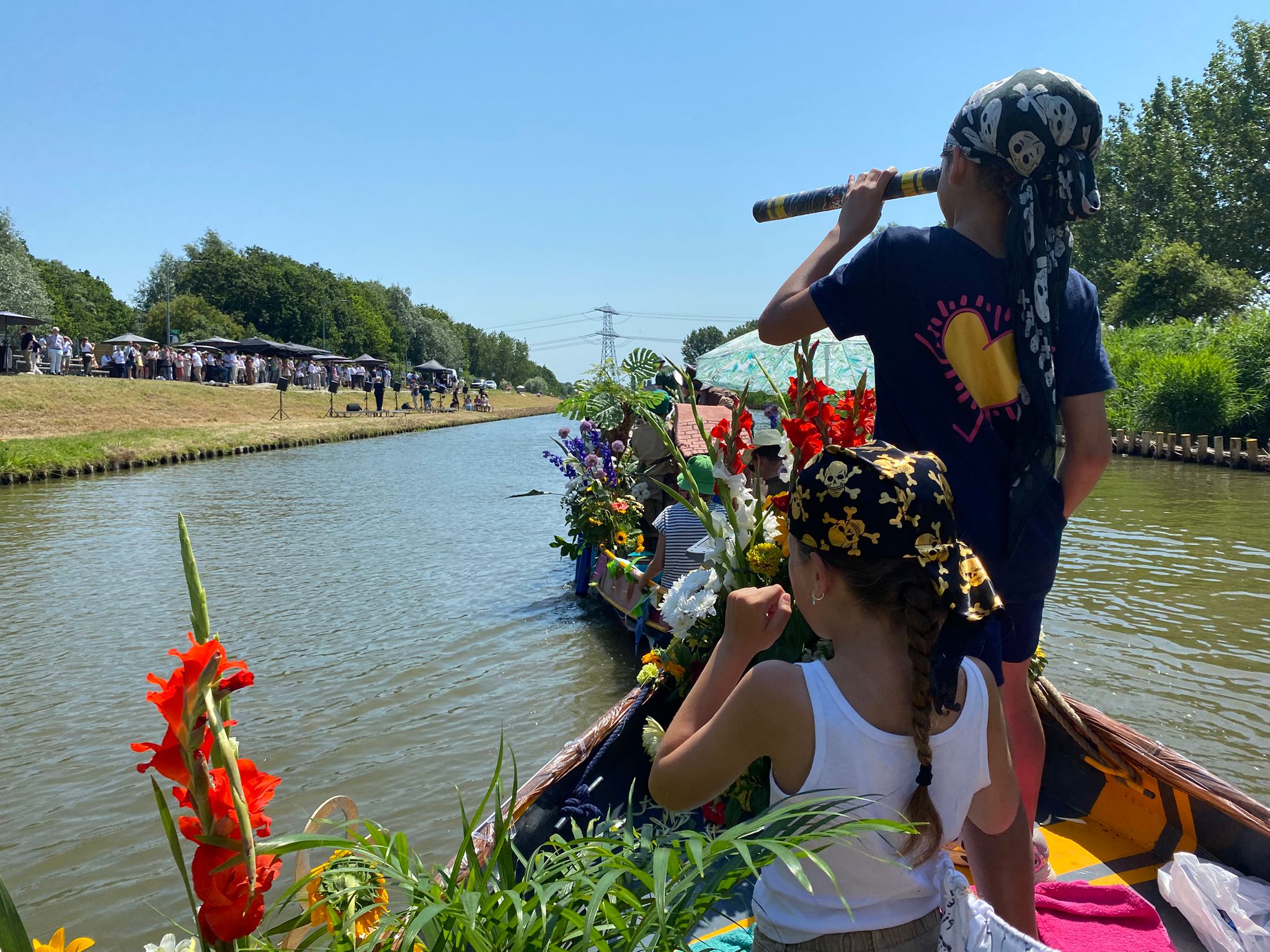Varend Corso 2026 op de piratenboot van BSO 2Flamingo's in Naaldwijk. Ze varen bij de opening langs bezoekers. Piraat 1 is met verrekijker op zoek naar de schat. Piraat 2 is klaar om te gaan zwaaien.