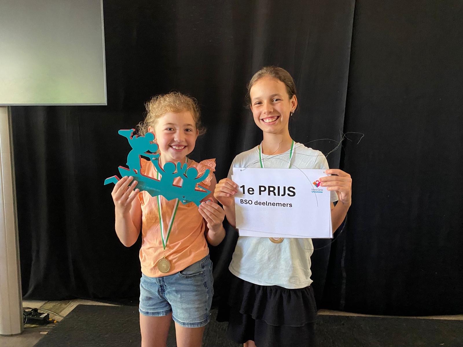 Bso'ers van 2Flamingo's in Naaldwijk wonnen met hun piratenboot de eerste prijs van alle BSO-deelnemers aan Varend Corso 2026. Alle piraten van de groep zijn apatrots. Twee van hen namen de prijs met een grote glimlach in ontvangst.