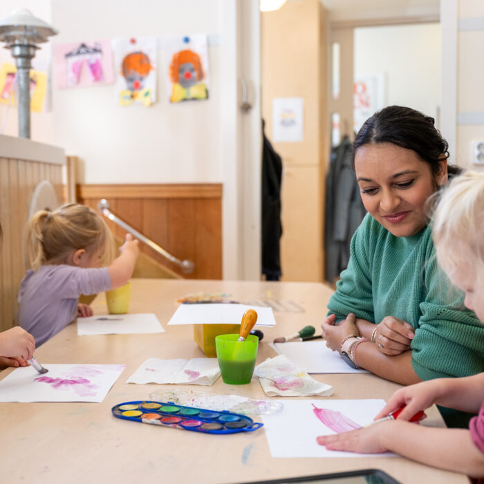 knutselen bij kinderdagverblijf 2ooievaars in statenkwartier den haag kinderopvang 2samen