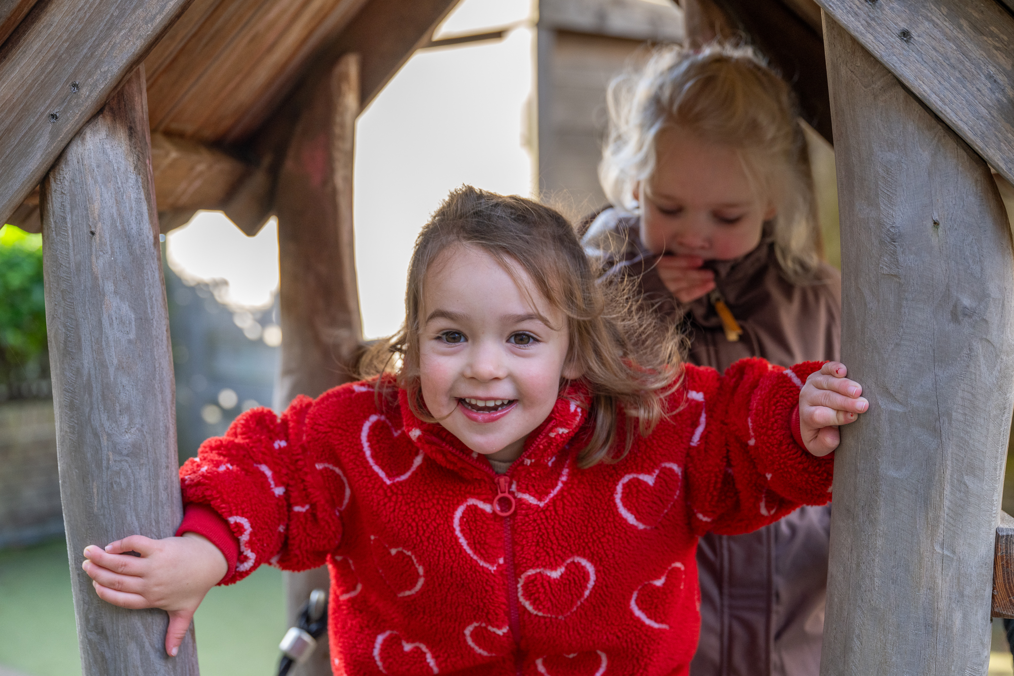 kinderen lachen in speelhuisje bij kinderdagverblijf 2Ooievaars in statenkwartier den haag kinderopvang 2samen