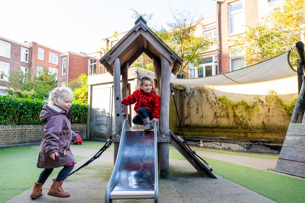 kinderen in speelhuisje bij kinderdagverblijf 2ooievaars in statenkwartier den haag kinderopvang 2samen