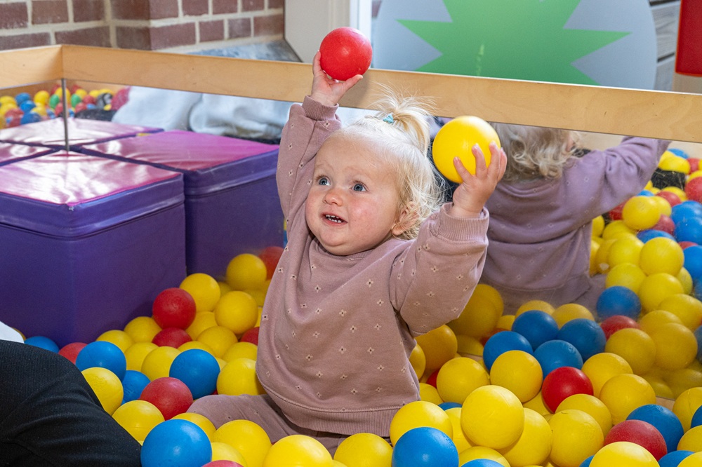 kind in ballenbak bij kinderdagverblijf 2ooievaars in statenkwartier den haag kinderopvang 2samen