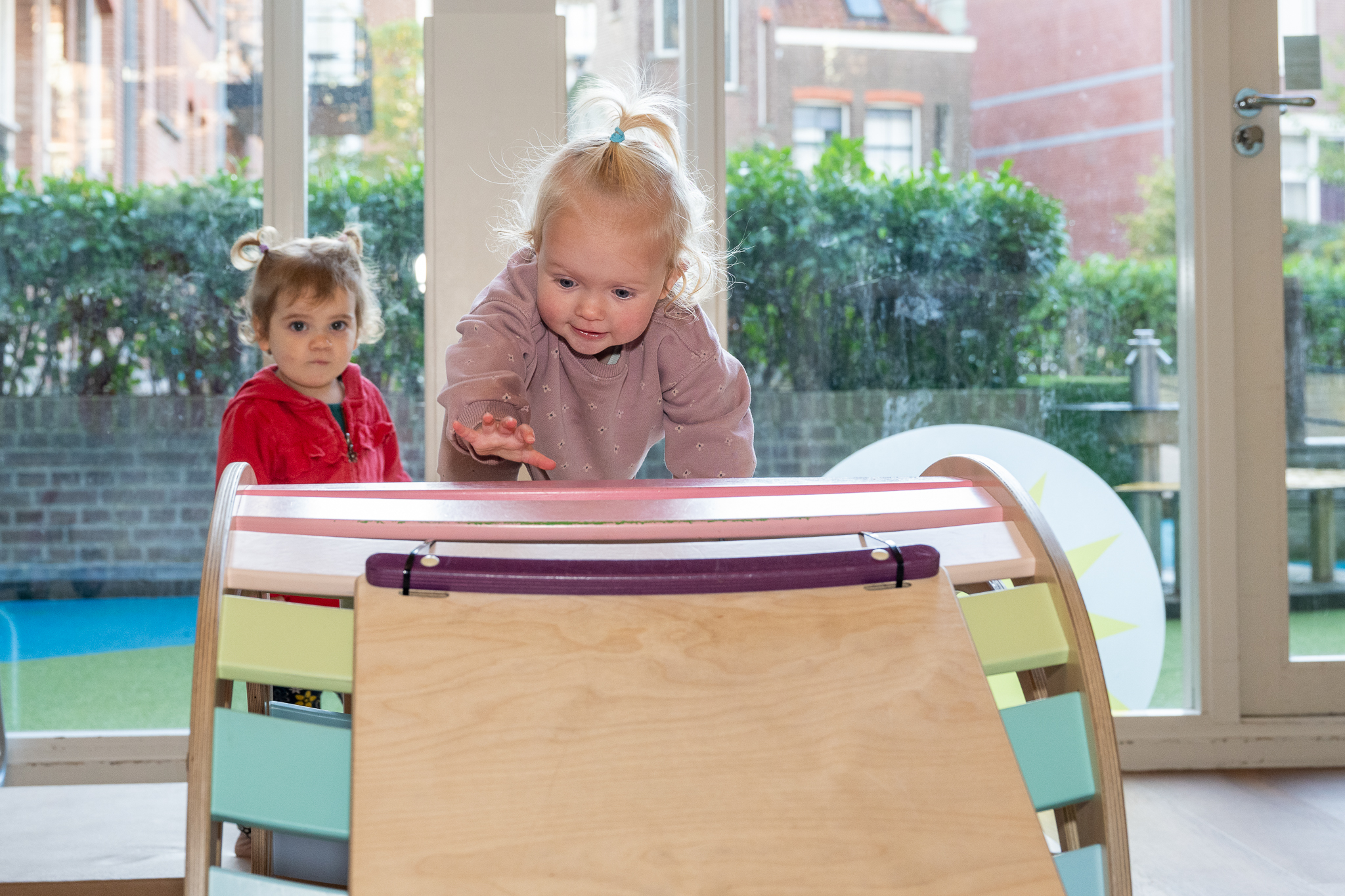 kinderen spelen bij kinderdagverblijf 2ooievaars in statenkwartier den haag kinderopvang 2samen