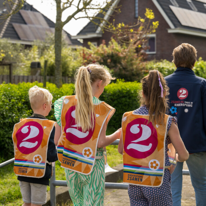 meisjes lopen naar bso met medewerker bso 2pinguins in naaldwijk